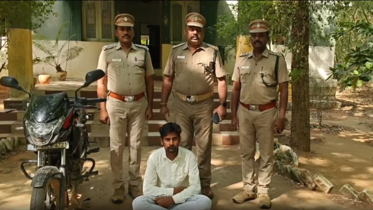 வேலூரில் பதுக்கி வைத்திருந்த 2 யானை தந்தங்கள் பறிமுதல் - ஆந்திராவைச் சேர்ந்தவர் உட்பட 3 பேர் கைது